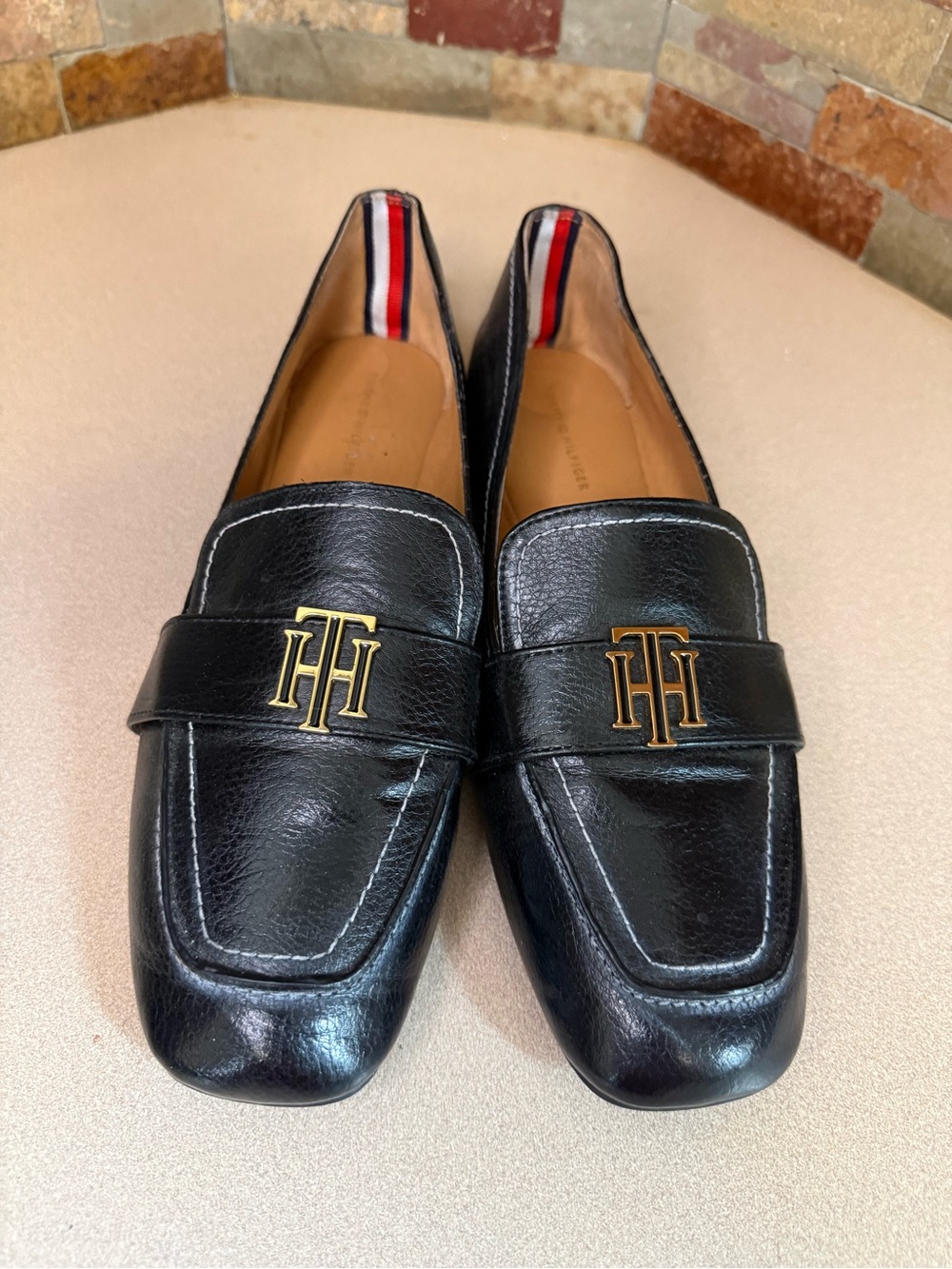 Ladies Tommy Hilfiger Trudiy Black Faux Leather Loafers Gold TH Logo Size 10